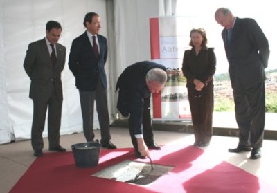 Valcárcel coloca la primera piedra del centro de la Fundación Alzheimur