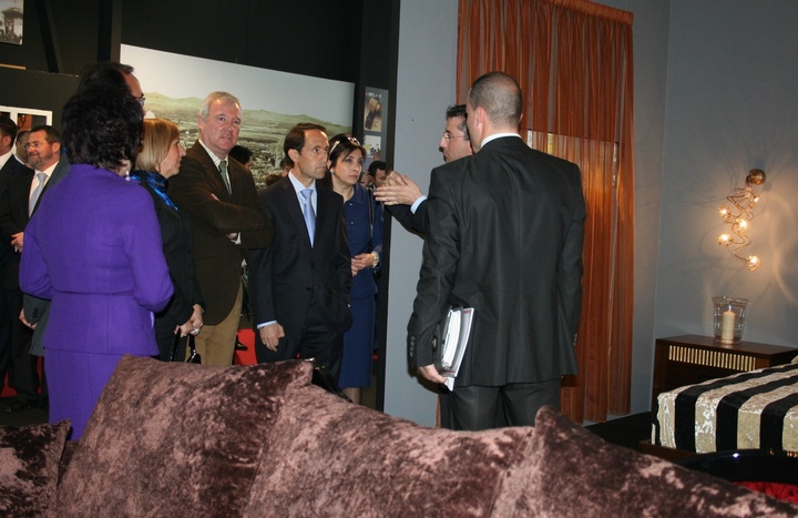 El presidente Valcárcel visita los expositores de la Feria del Mueble de Yecla