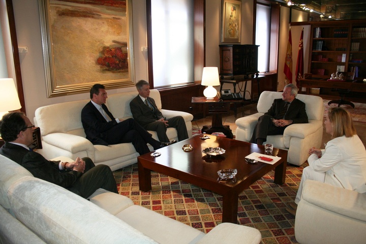El Presidente de la Comunidad recibe al jefe de personal de la Policía de Nueva York y al Director Ejecutivo del número de emergencias estadounidense E-911