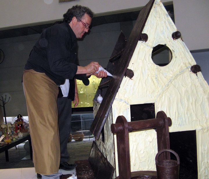 El artesano pastelero Andrés Mármol, durante la construcción de la barraca huerta de chocolate