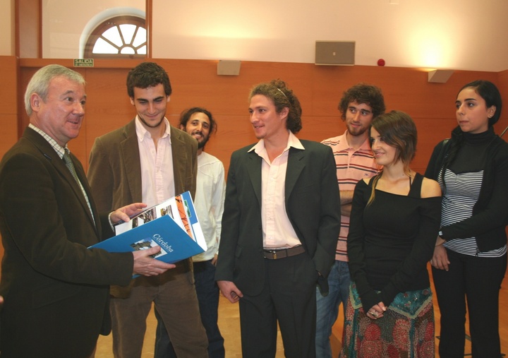 El presidente de la Comunidad Autónoma recibe a los jóvenes del programa 'Golondrina'