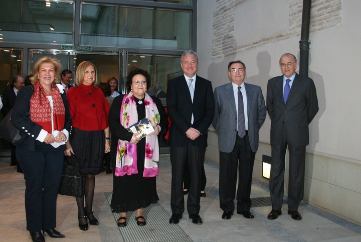 El presidente de la Comunidad presentó el libro de Amalia Gómez 'La Escuela sin ley' 02