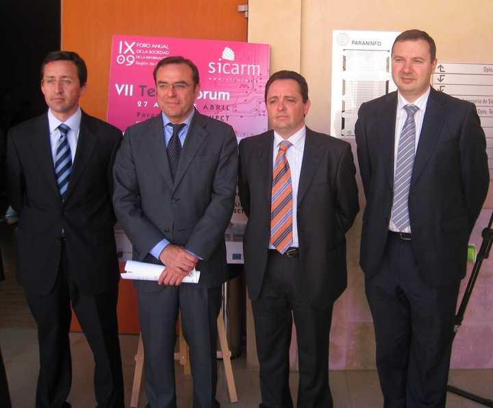 El director de Informática y Comunicaciones Manuel Escudero y Diego Pedro García, director de Telecomunicaciones y Sociedad de la Información durante la  VII Edición del  Telecofórum
