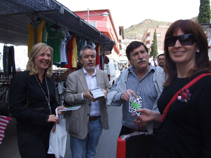 Reparto de libros en el mercado de Blanca