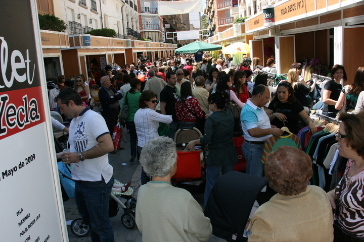 La I Feria Outlet de Yecla ha comenzado con un gran éxito de público