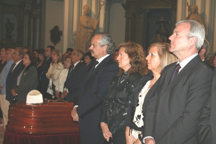 El presidente Valcárcel asiste a la misa funeral del escultor Antonio Campillo
