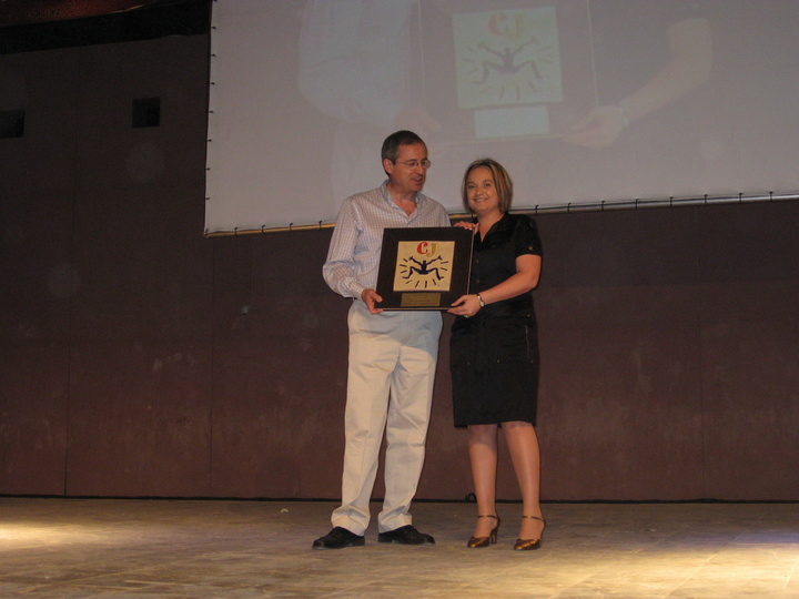 Verónica López recibe el premio 'Joven del año' de Archena