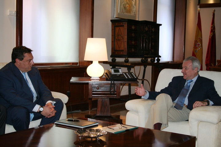 El presidente Valcárcel recibe al alcalde de Villanueva de Segura, José Luis López