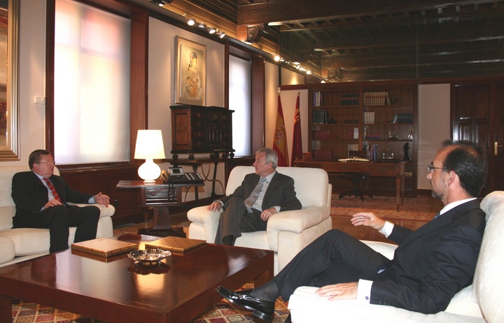 El presidente Valcárcel recibe al embajador de Rusia en misión institucional en la Región de Murcia (2)