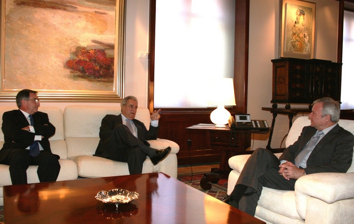 El presidente Valcárcel recibe al Defensor del Pueblo de España, Enrique Múgica Herzog (II)