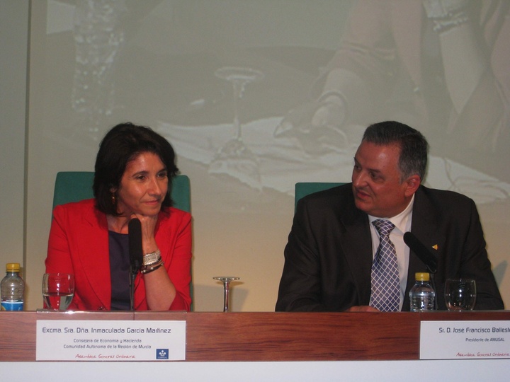 Inmaculada García da una ponencia titulada 'Cuestión de confianza' en la Asamblea General de Confesal