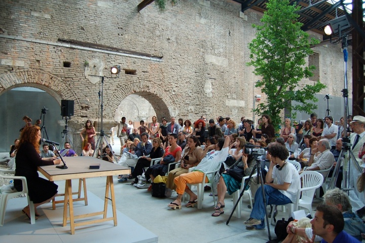 Performance de Tania Bruguera en el pabellón de la Región en la Bienal de Venecia (1)