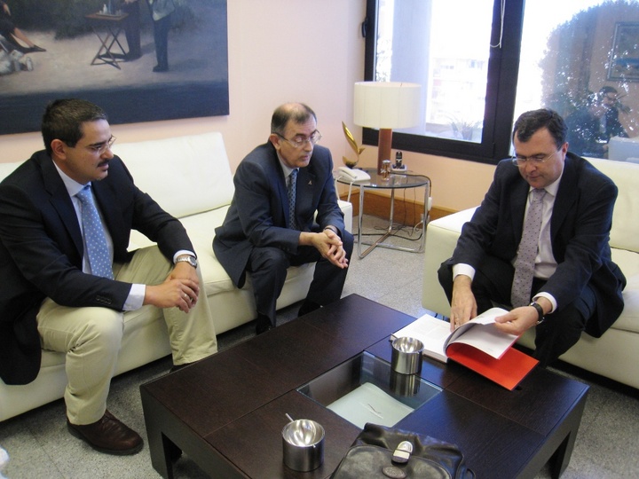 Reunión de trabajo del consejero de Obras Públicas y Ordenación del Territorio con el presidente del Colegio de Aparejadores y Arquitéctos Técnicos