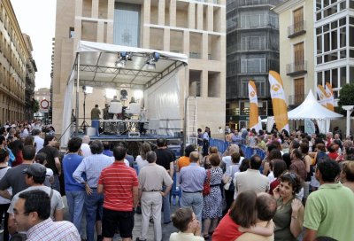 Noticias 2 de Antena 3 Televisión desde la Plaza del Cardenal Belluga (2)
