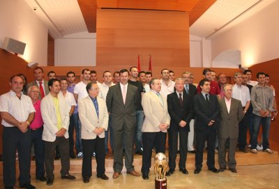 El presidente de la Comunidad, Ramón Luis Valcárcel, recibe al equipo de ElPozo Fútbol Sala