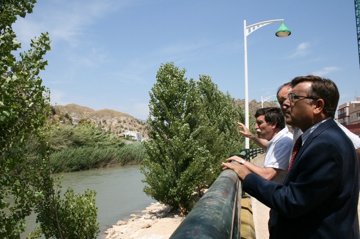 Visita las obras de acondicionamiento de la avenida Río Segura en Blanca