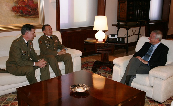 Valcárcel recibe al coronel del Regimiento de Artillería Antiáerea número 73