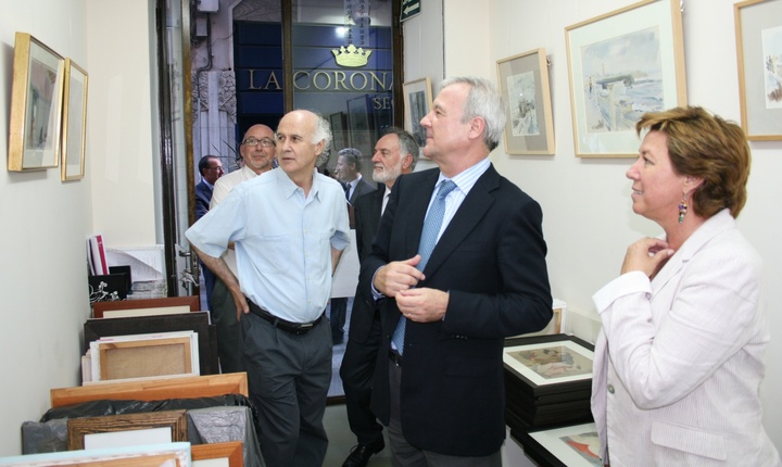 El presidente de la Comunidad visita la exposición del pintor Pedro Serna en Cartagena