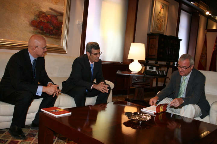 El presidente de la Comunidad, Ramón Luis Valcárcel, recibió hoy al presidente del Tribunal Superior de Justicia de Murcia, Juan Martínez Moya, acompañado por el secretario de la Junta de Gobierno del TSJ, Javier Parra, quienes le presentaron la Memoria Anual de este organismo judicial.