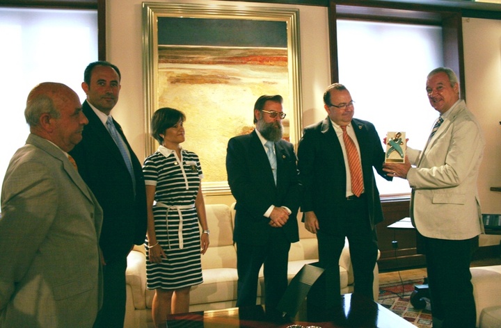 El presidente de la Comunidad recibe del Colegio de Enfermería la escultura homenaje al Enfermero