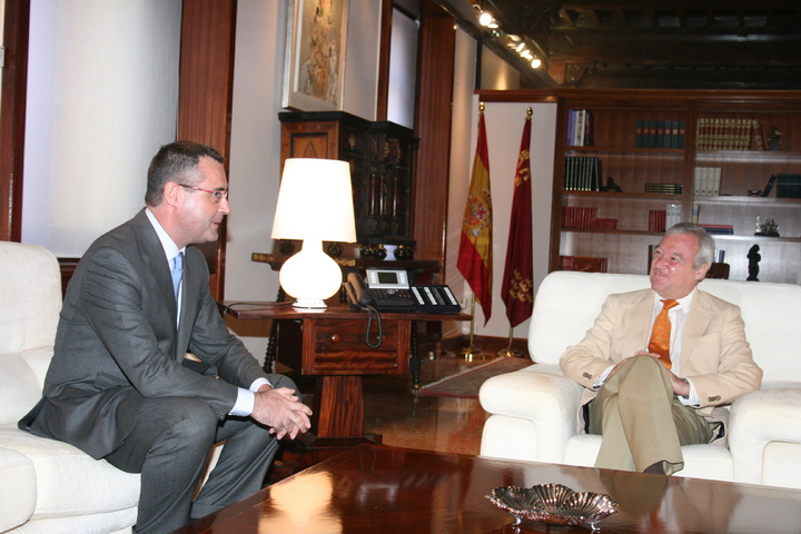 Audiencia del presidente Valcárcel con el consul británico en Murcia (1)