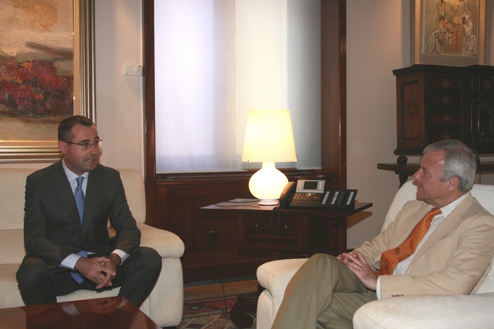 Audiencia del presidente Valcárcel con el consul británico en Murcia (2)
