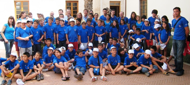 La consejera de Presidencia y Administraciones Públicas recibe a 55 niños hemofílicos