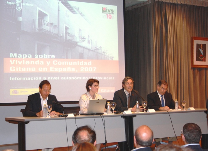 Presentación del 'Mapa de vivienda y comunidad gitana en España y en la Región de Murcia 2007' (2)