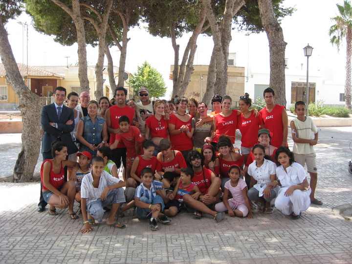 La directora del Instituto de la Juventud visita el campo de trabajo intercultural de Torre Pacheco