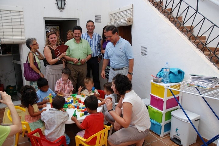 Bascuñana visita centro tutelado de menores en Lo Pagán