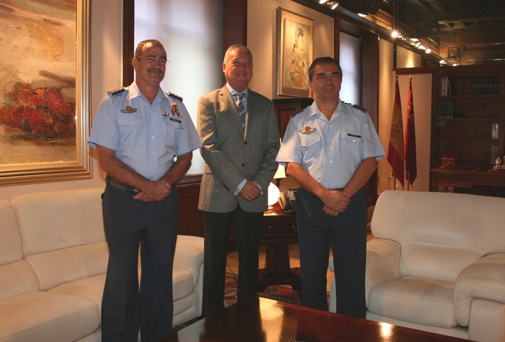 El presidente de la Comunidad recibe al nuevo coronel director de la Academia General del Aire (1)