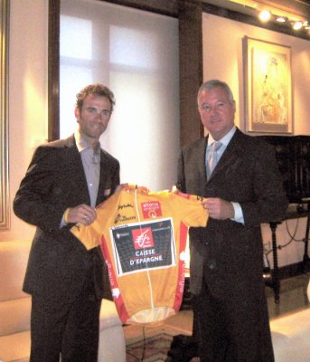 El presidente de la Comunidad recibe al vencedor de la Vuelta 2009, el ciclista murciano Alejandro Valverde