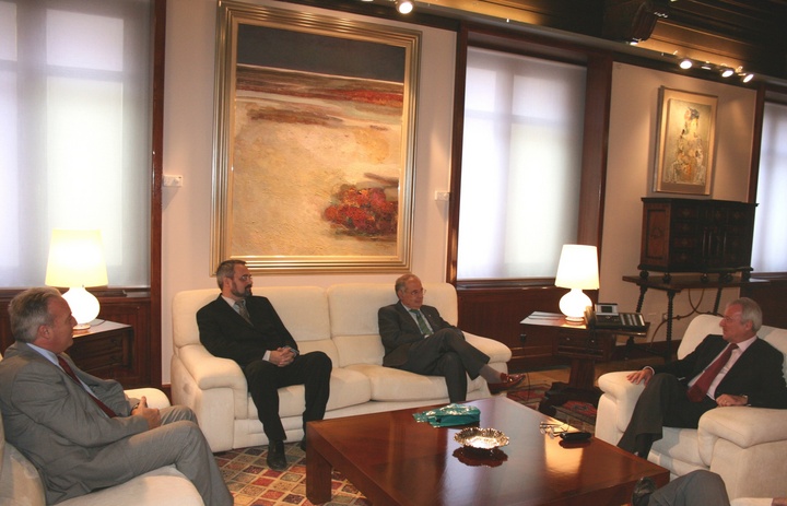 El presidente de la Comunidad recibe al presidente de Cajamar (2)