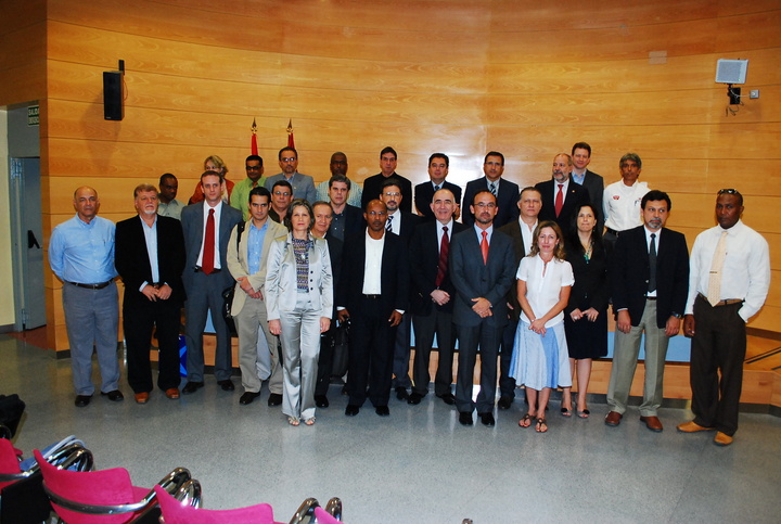 Fotografía de familia del consejero Salvador Marín junto a los representantes de la misión comercial inversa procedente de América Central y Caribe