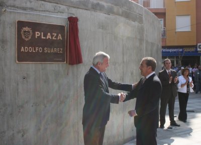 El jefe del Ejecutivo regional inaugura la la Plaza Adolfo Suárez de Alcantarilla