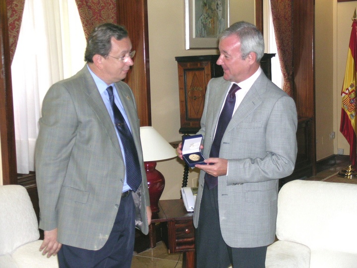 Foto de Ramón Luis Valcárcel con el decano del Colegio de Ingenieros Agrónomos de la Región de Murcia