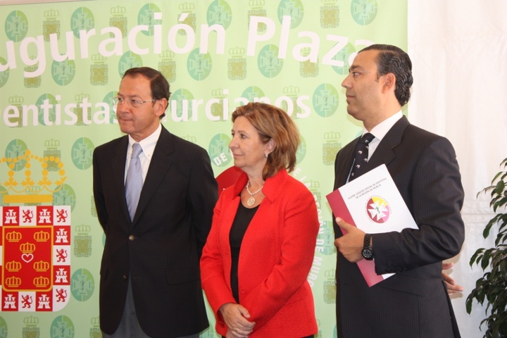 La consejera de Sanidad y Consumo descubre la placa en honor a los dentistas murcianos