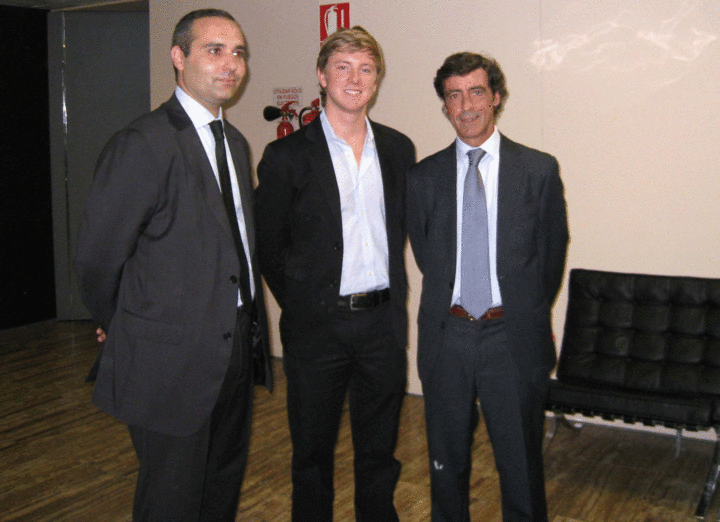 El secretario general de la Consejería de Universidades, Empresa e Investigación, Antonio Sánchez-Solís, junto al co-fundador de 'Facebook', Chris Hughes, y el nuevo presidente de la Asociación de Jóvenes Empresarios de Murcia, Andrés Romero, en la XI Jornada de Alta Dirección Empresarial de la Región de Murcia.
