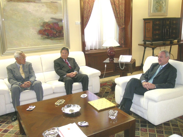 Ramón Luis Valcárcel recibe a directivos de Takasago International Chemicals Europe