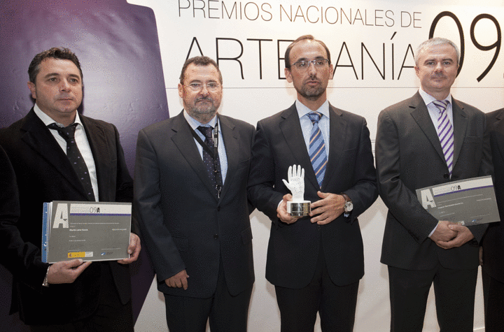 El consejero de Universidades, Empresa e Investigación, Salvador Marín, y el director general de Comercio y Artesanía, Julio José Lorenzo, junto a los artesanos Martín Lario García y Joaquín Hernández García en la entrega de los IV Premios Nacionales de Artesanía.
