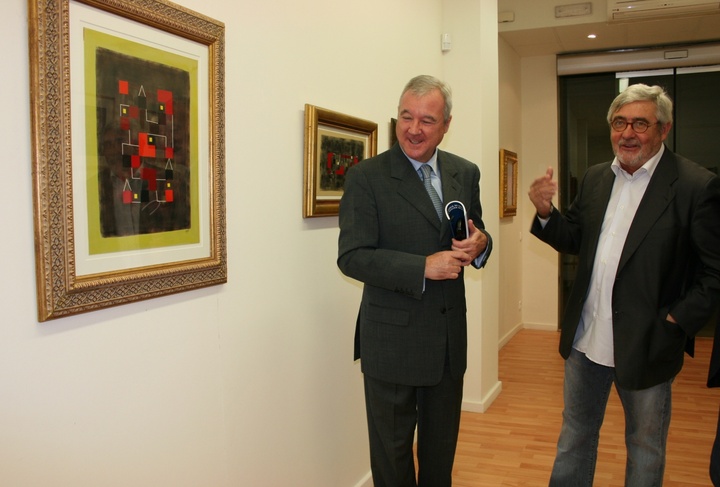 Valcárcel visita la exposición 'Espacio Recogido' del pintor Marcos Salvador Romera