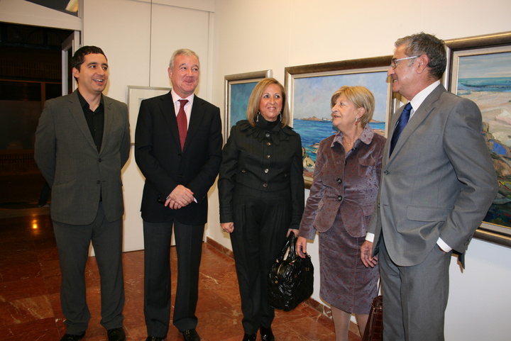 El presidente de la Comunidad inaugura la exposición del pintor Enrique Nieto en la Galería Chys de Murcia