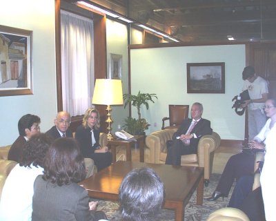 Ramón Luis Valcárcel, recibe al presidente de la Asociación Internacional del Teléfono de la Esperanza, Jesús Madrid, que acude junto a las responsables del II Encuentro Iberoamericano del Teléfono de la Esperanza