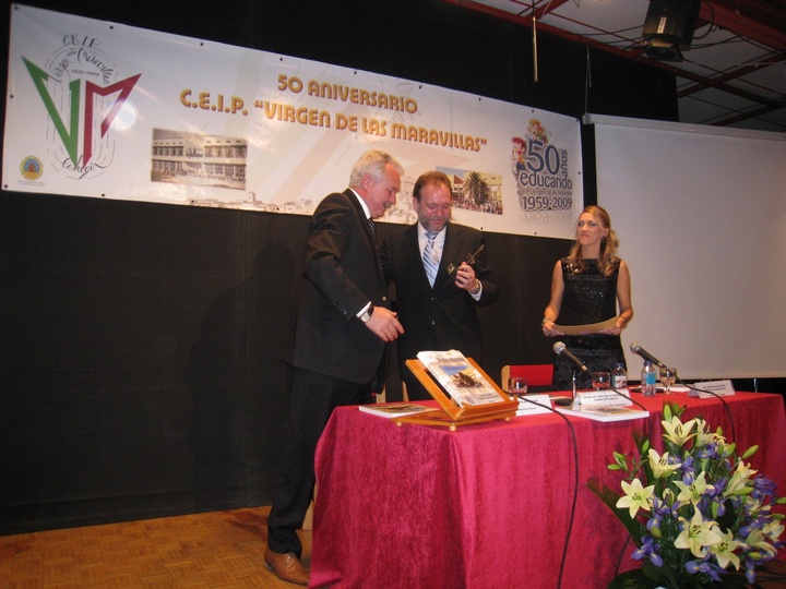 Sotoca descubre en Cehegín la placa conmemorativa de la 'Pizarra de Plata' concedida al colegio Virgen de las Maravillas