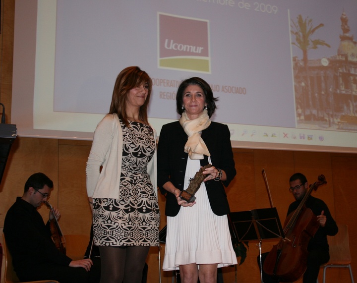 Inmaculada García recoge el premio Arco Iris en el Día Mundial del Cooperativismo