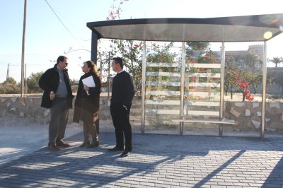 Visita a las nuevas marquesinas financiadas por el Ejecutivo regional en Fortuna