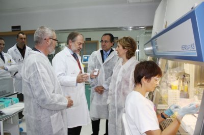 Palacios visita el laboratorio de virología de la Arrixaca (2)