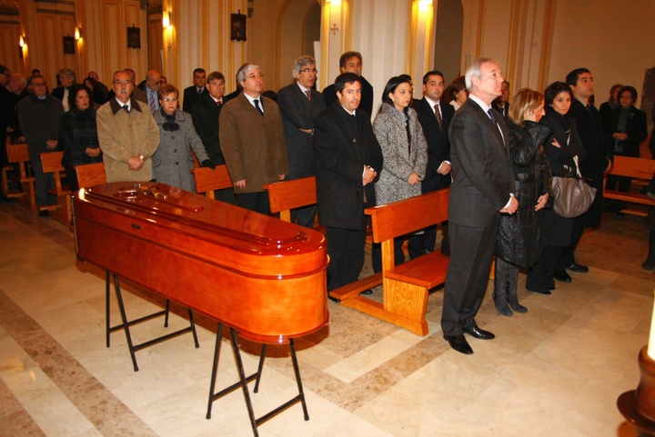 El jefe del Ejecutivo regional asiste a la misa funeral por el pintor murciano José Antonio Molina Sánchez (I)