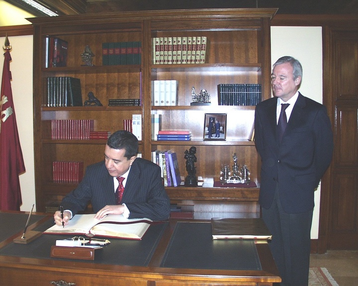 Valcárcel recibe al embajador de Libia, Abdulwahed R. Gammudi