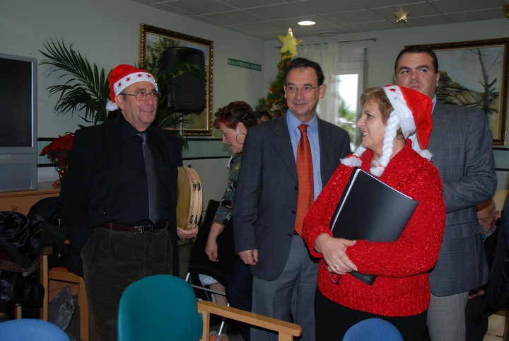 Bascuñana felicita la Navidad a los ancianos de la Residencia 'Santa Isabel' de Villanueva del Río Segura
